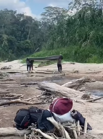 Vídeo mostra homens carregando canoa nas costas por conta de seca em rio no Acre