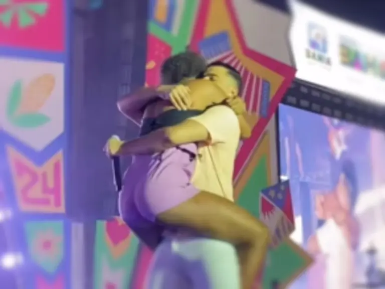 Fã invade palco de cantor acreano e volume na calça do artista chama atenção; VÍDEO
