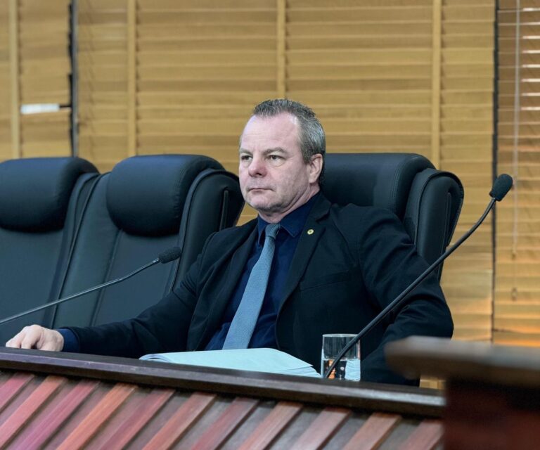 Aleac aprova projeto de Longo que cria selo para empresas atuarem na inclusão de pessoas com autismo e TDAH