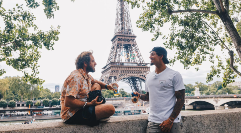 Gabriel Medina se encontra com francês que fez foto icônica