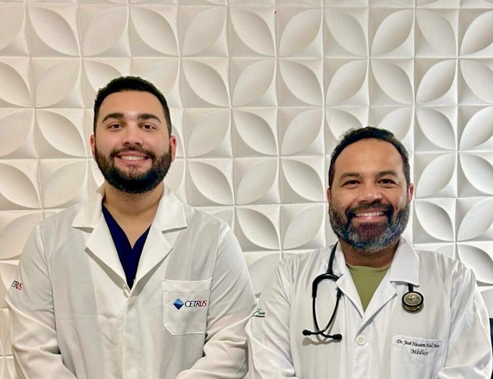 Seguindo os passos do pai, filho forma em medicina e os dois trabalham juntos no mesmo hospital