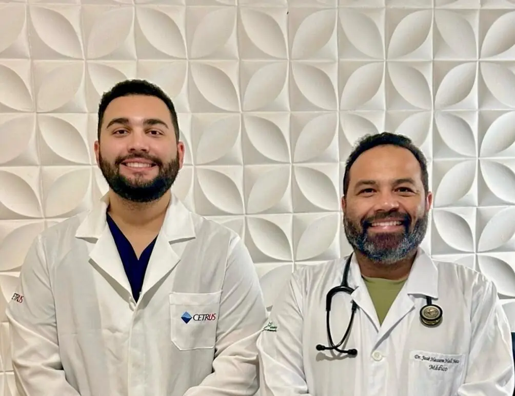 Seguindo os passos do pai, filho forma em medicina e os dois trabalham juntos no mesmo hospital