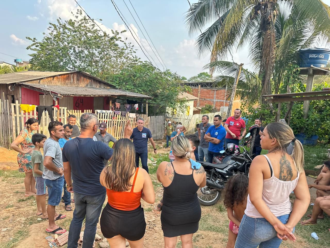 “Estamos abandonados”, dizem moradores do Beco da Joaquim Macedo em reunião com Marcus Alexandre