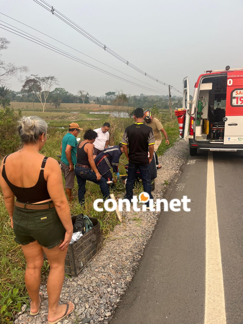 Mulher perde controle de moto ao olhar para trás, sai da pista e cai na BR-364