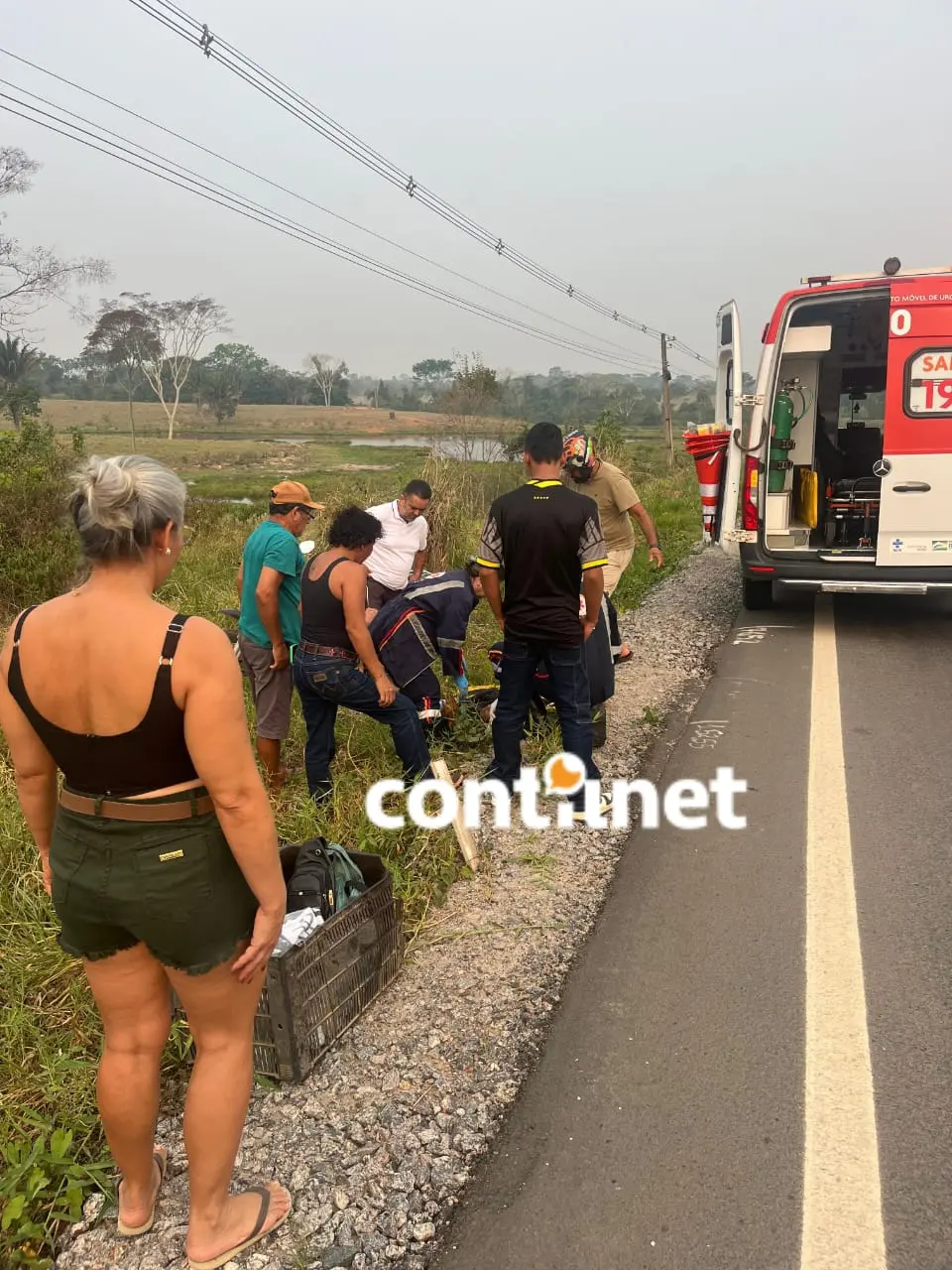 Mulher perde controle de moto ao olhar para trás, sai da pista e cai na BR-364