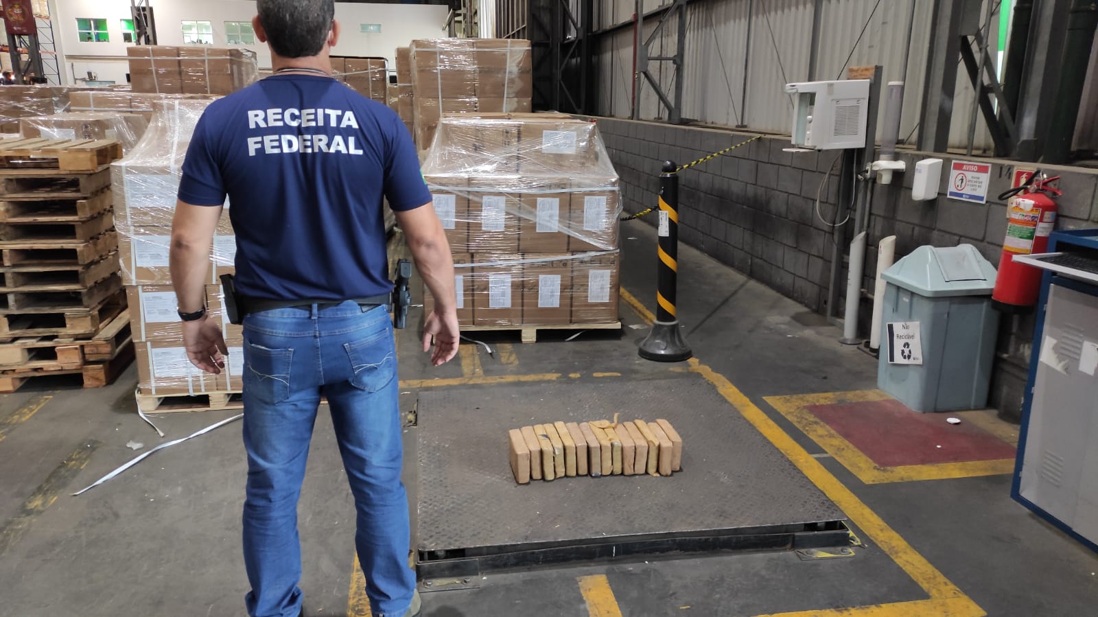 Drogas avaliadas em mais de R$ 1 milhão são apreendidas em ônibus que saiu do Acre
