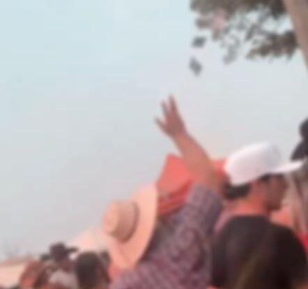 VÍDEO: homem é flagrado jogando santinho de candidato no chão durante Cavalgada