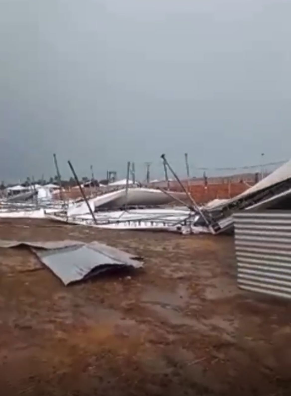 VÍDEO: temporal arrasta tendas da Expoacre Juruá e destrói estruturas