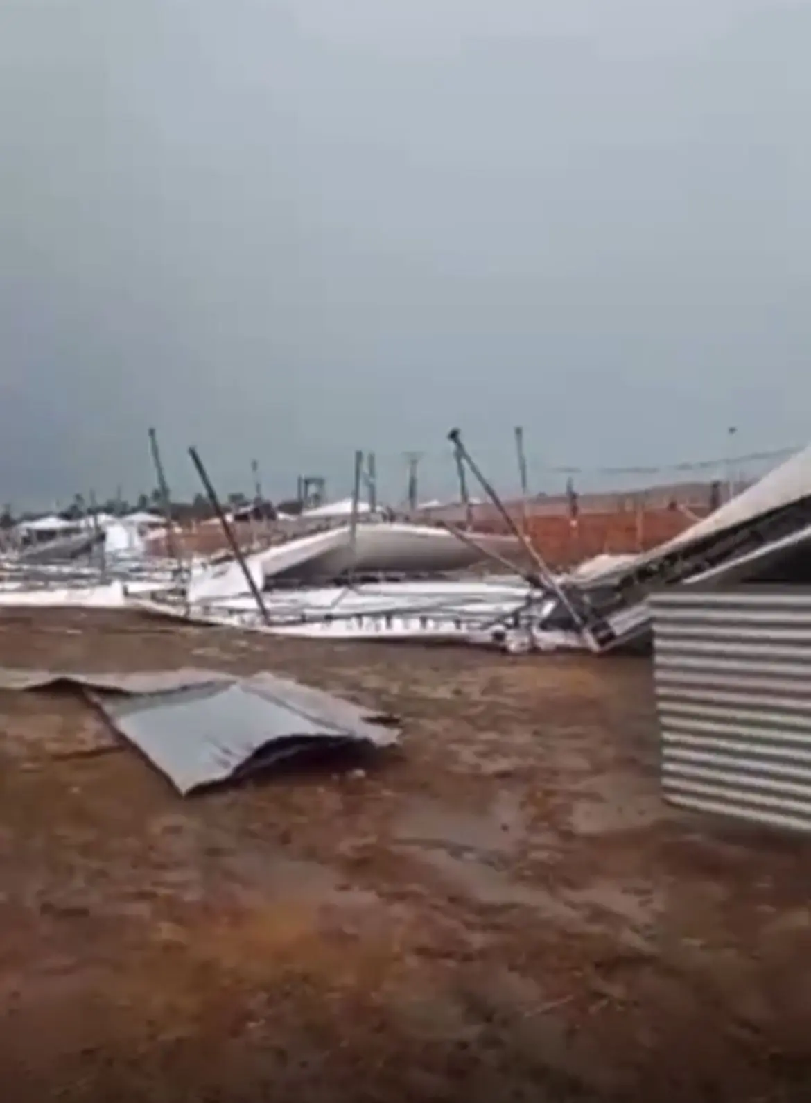 VÍDEO: temporal arrasta tendas da Expoacre Juruá e destrói estruturas