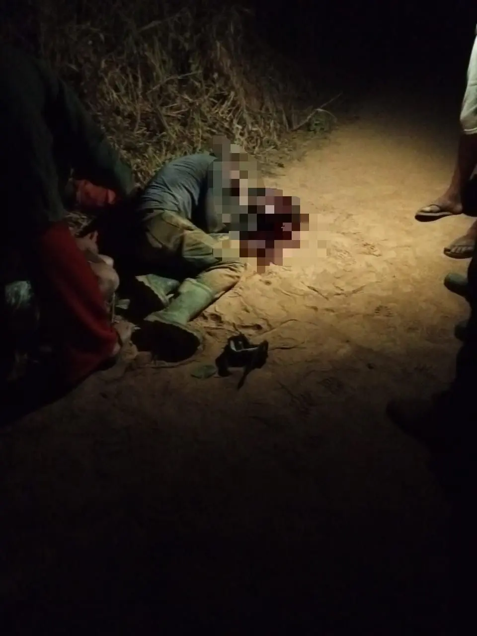 Jogador de futebol morre após caminhonete e moto baterem de frente em acidente