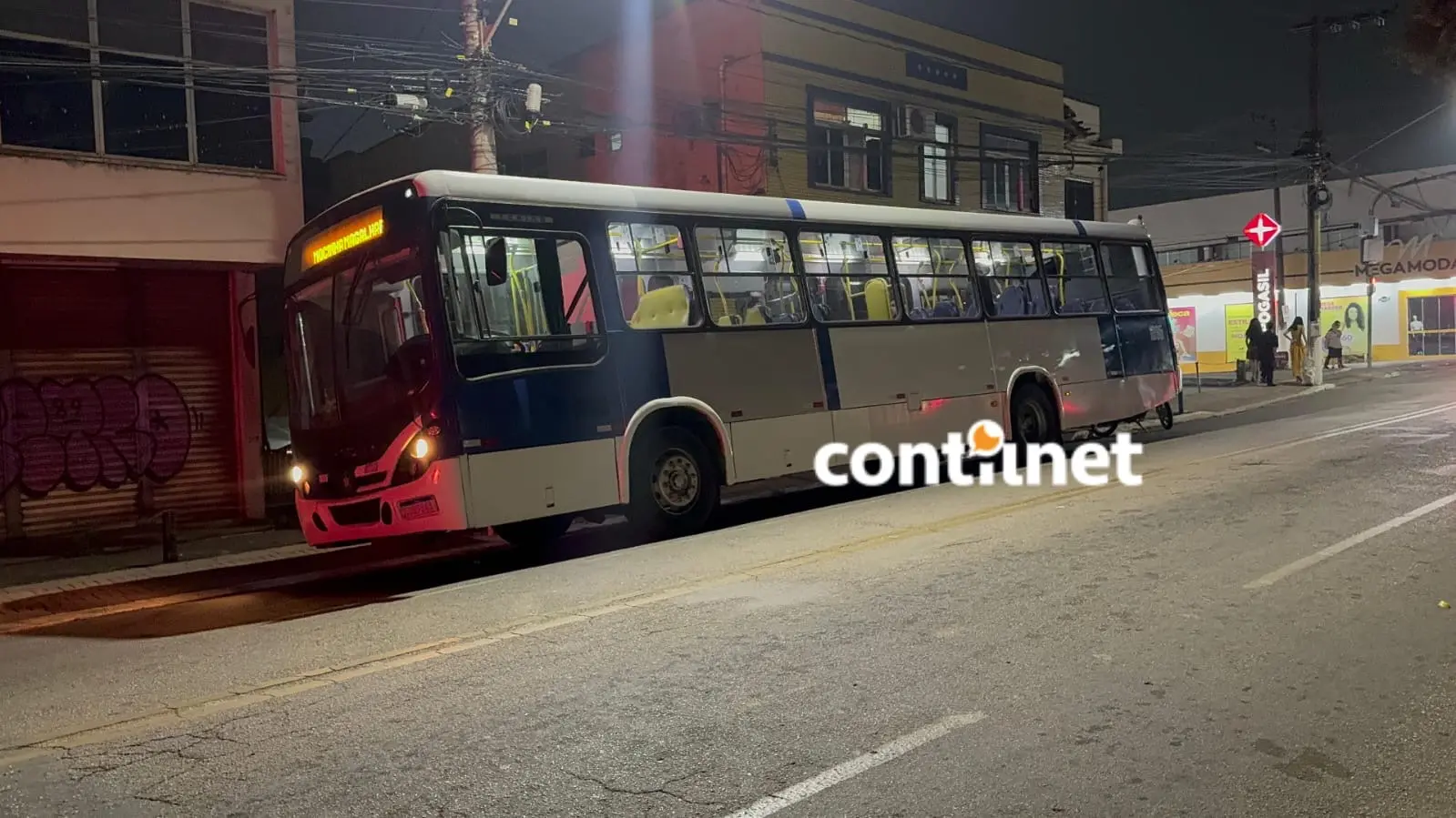 Casal armado invade ônibus, assalta passageiros e rouba vários objetos em Rio Branco