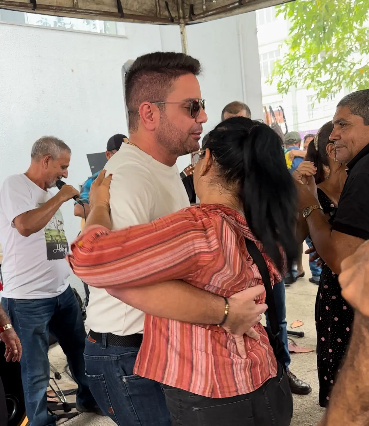 VÍDEO: Gladson dança com idosos no Senadinho, no Centro de Rio Branco; assista