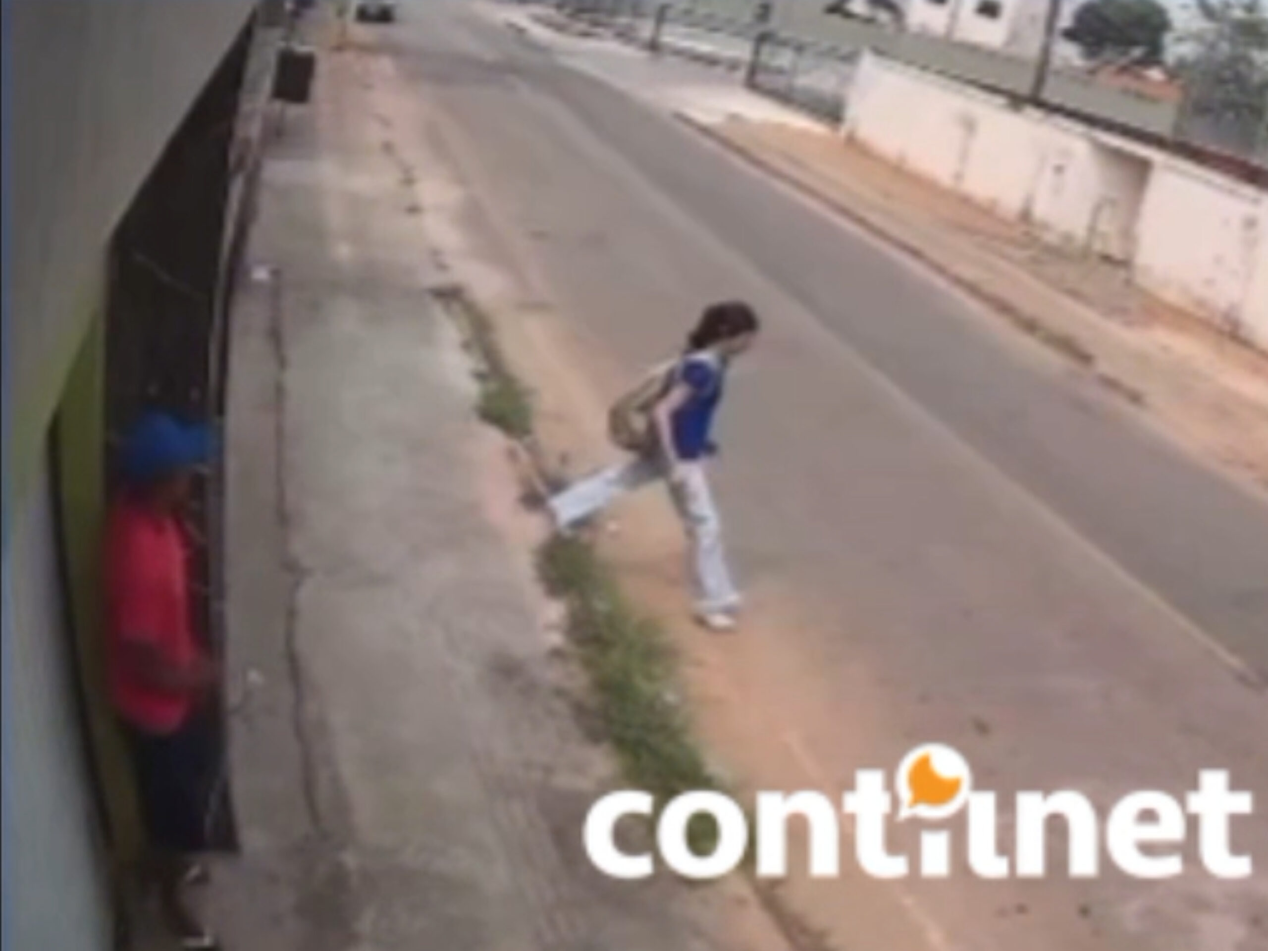 VÍDEO: homem é flagrado se masturbando no meio da rua e na frente de estudante; polícia investiga VÍDEO: homem é flagrado se masturbando no meio da rua e na frente de estudante; polícia investiga