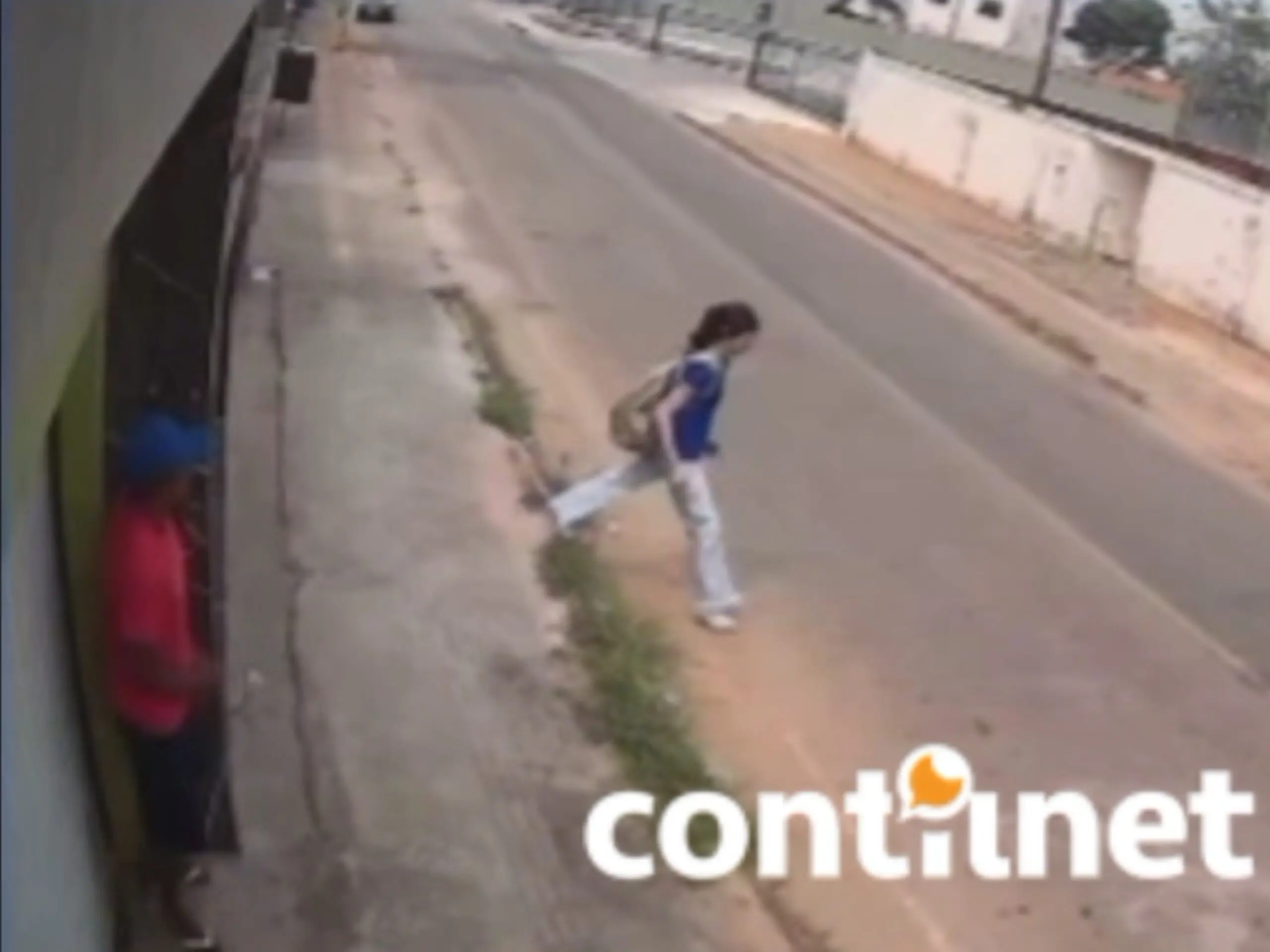 VÍDEO: homem é flagrado se masturbando no meio da rua e na frente de estudante; polícia investiga