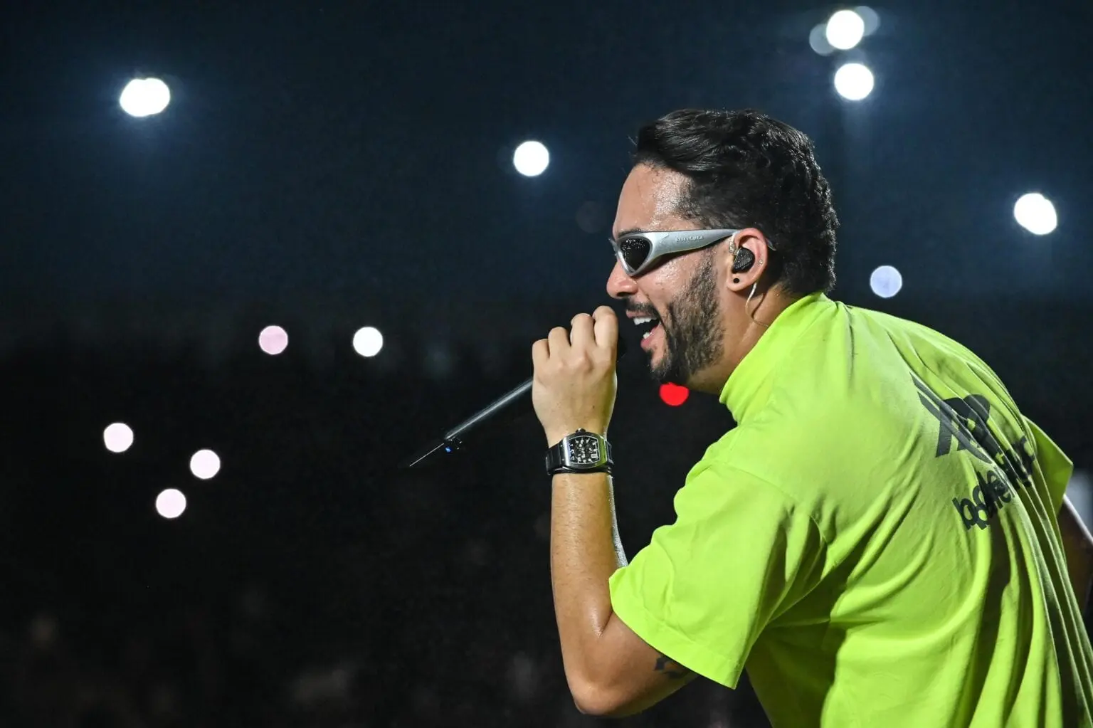 Henry Freitas desce do palco e dança no meio da multidão em show na Expoacre; ASSISTA