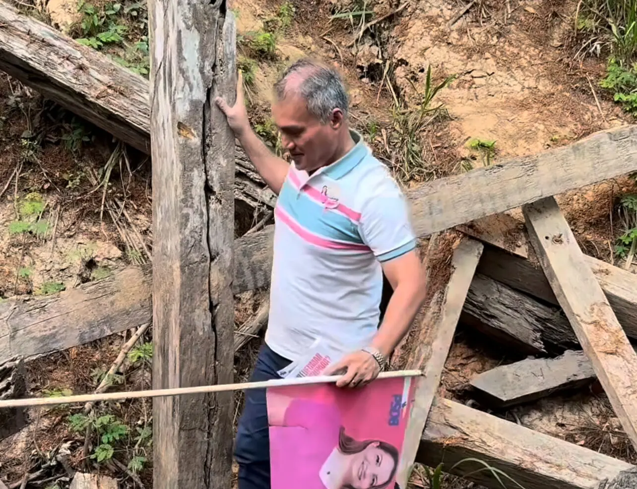 Minoru viraliza ao descer barranco para pedir voto para a esposa: “No meu dia menos fraco”