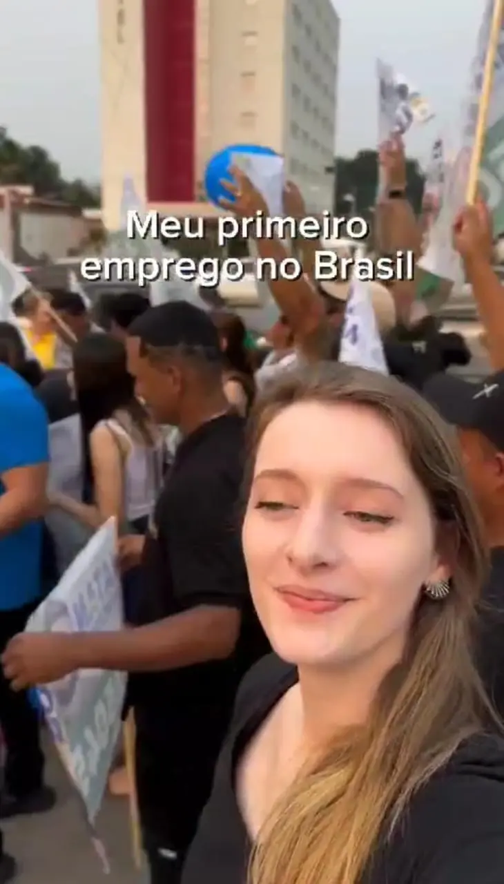 ‘Russa do Acre’ diz que conseguiu o 1º emprego em bandeiraço: “Não sei o que é, mas fui”