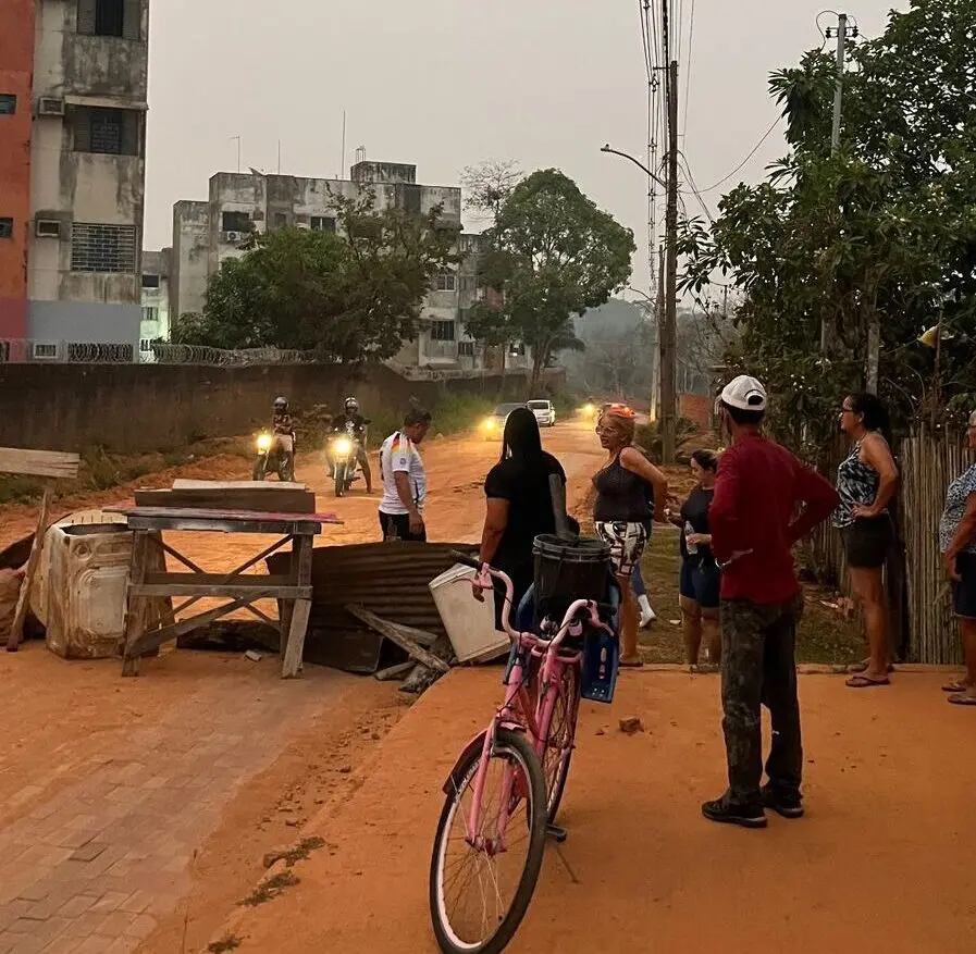 Em protesto, moradores fecham rua de bairro de Rio Branco e pedem providências