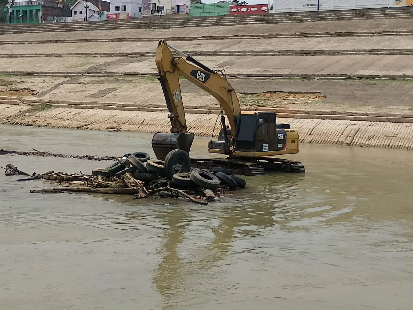 Deracre retira mais de 600 pneus de dentro do Rio Acre em megaoperação de limpeza