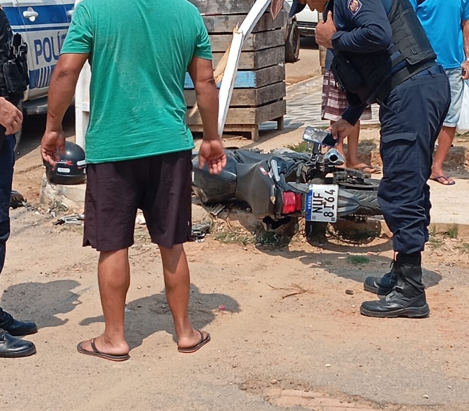 Motocicleta colide com cachorro e jovem tem perna fraturada em Manoel Urbano