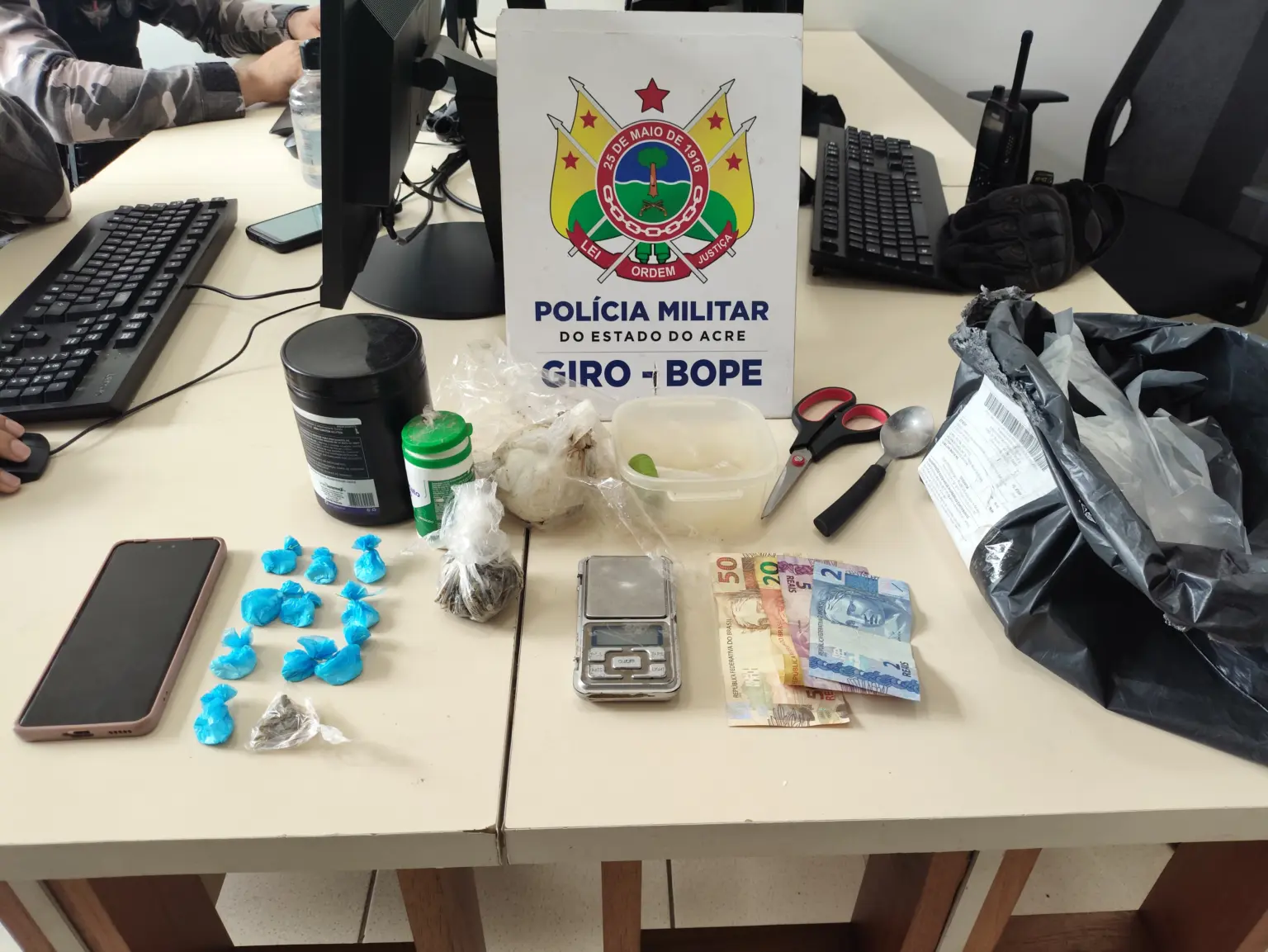 Homem é preso e drogas são apreendidas em operação conjunta do GIRO e Bope