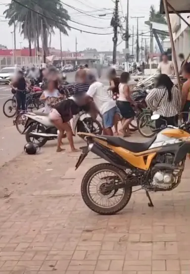 VÍDEO: mulheres saem no tapa em frente à agência do Banco do Brasil e policial separa briga
