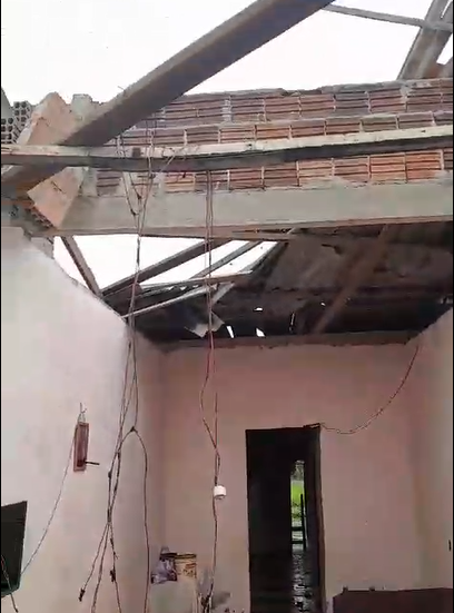 Forte temporal destrói telhado de casa no Segundo Distrito de Rio Branco; VEJA VÍDEO