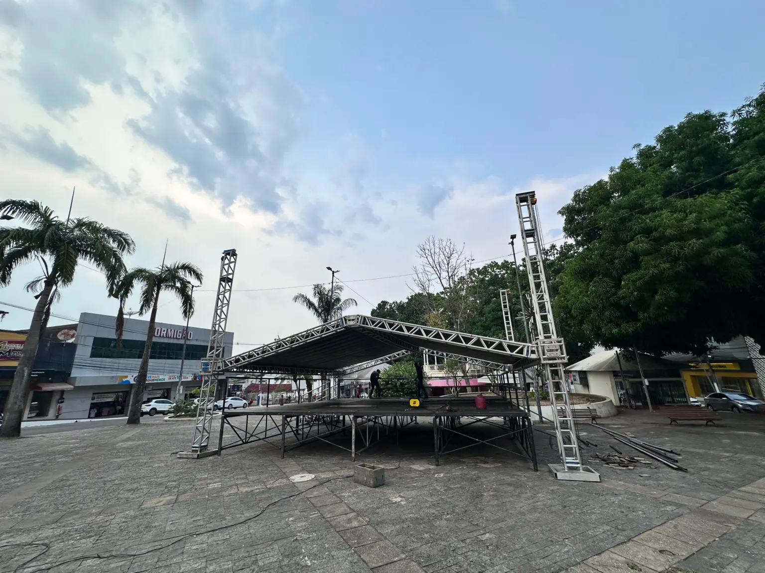 Centro da cidade recebe estrutura para mega comício com Michelle Bolsonaro; veja data