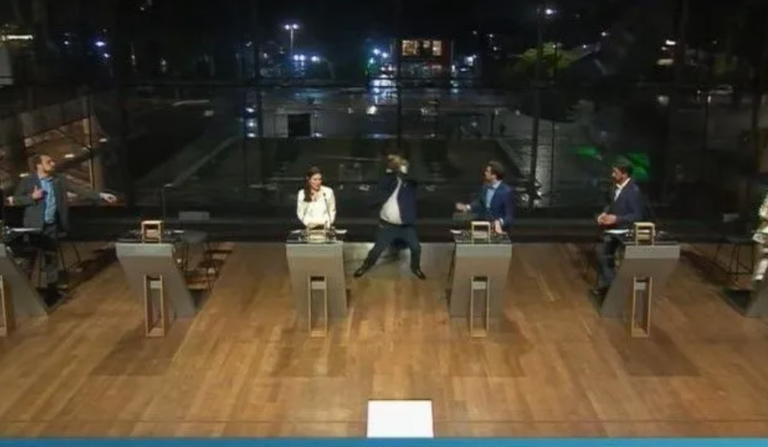 Novo ângulo aberto mostra Datena deixando púlpito e atacando Marçal com ...