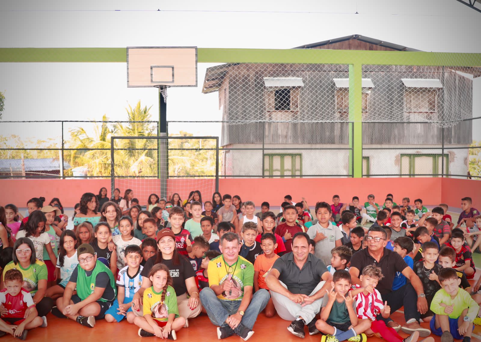 Conheça a escolinha que quer revelar craques do futebol em cidades isoladas do Acre, de forma gratuita