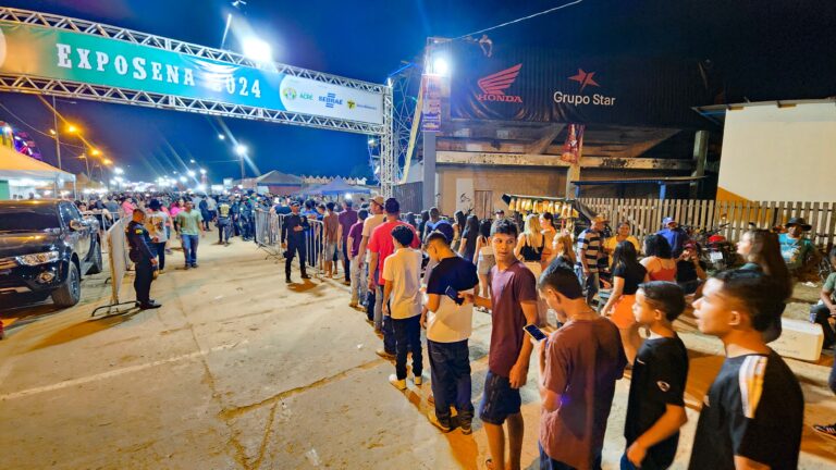 Com rodeio e show de Marília Tavares, público forma filas para entrar na ExpoSena 2024; FOTOS