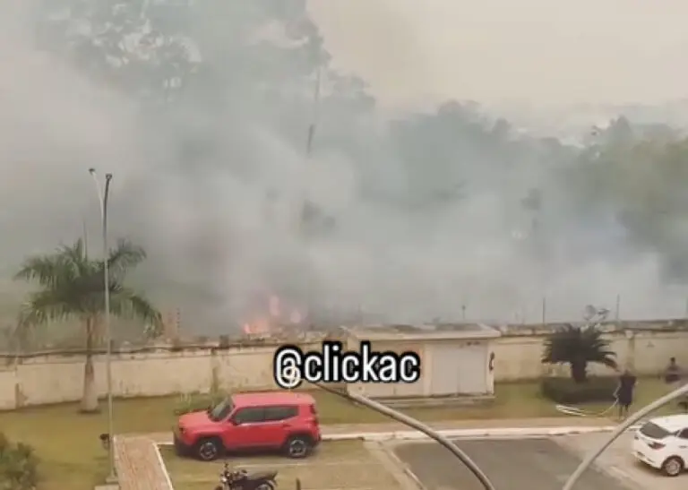 VÍDEO: incêndio de grandes proporções atinge área próxima a condomínio de Rio Branco