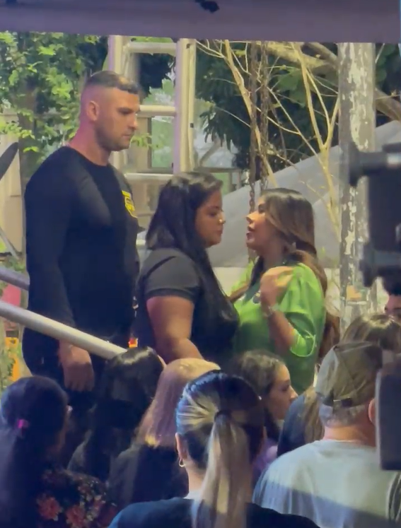 Gabriela Câmara é barrada ao tentar subir em palco de comício com Michelle, mas Bocalom libera entrada