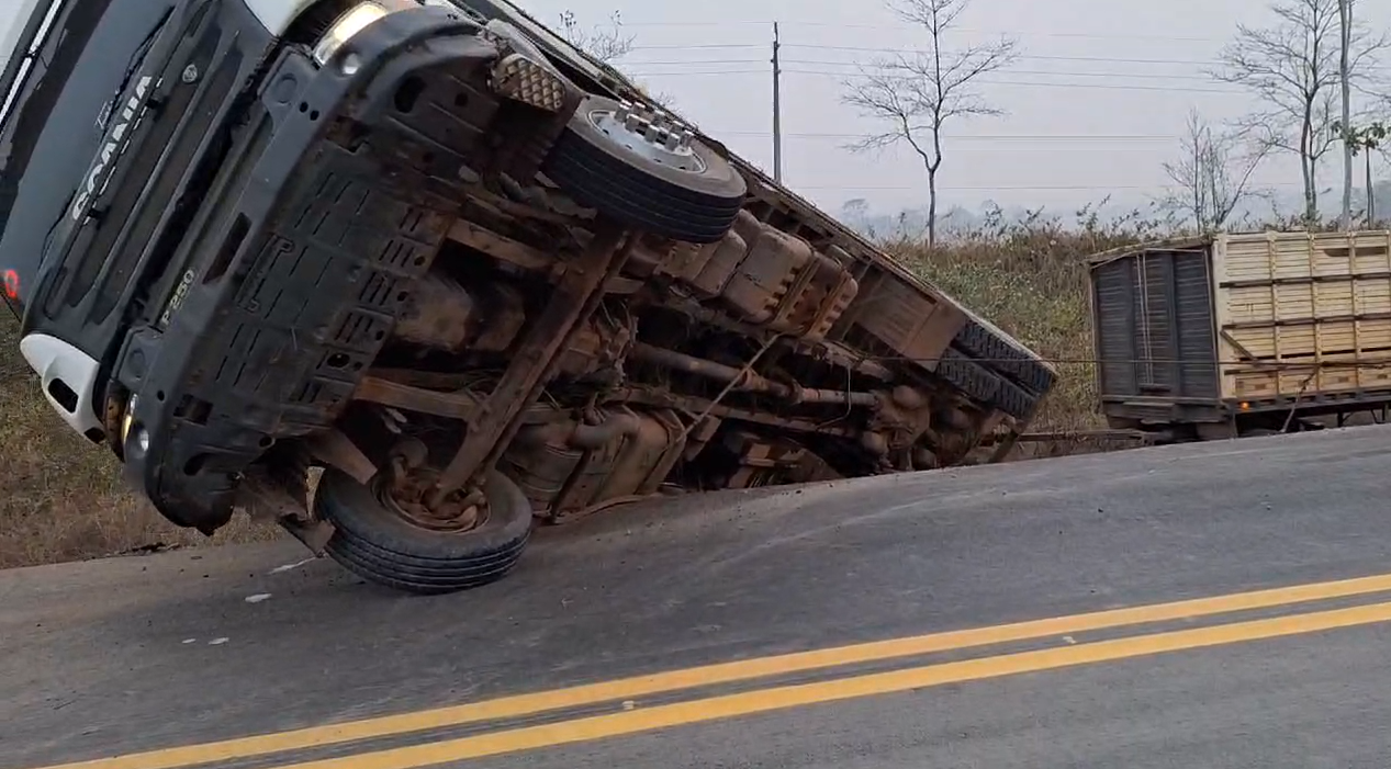 Carreta tomba na BR-364 e precisa de outro veículo de grande porte para desvirar; VÍDEO