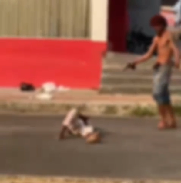 VÍDEO: mulher entra em pânico ao ser ameaçada por homem simulando arma de fogo