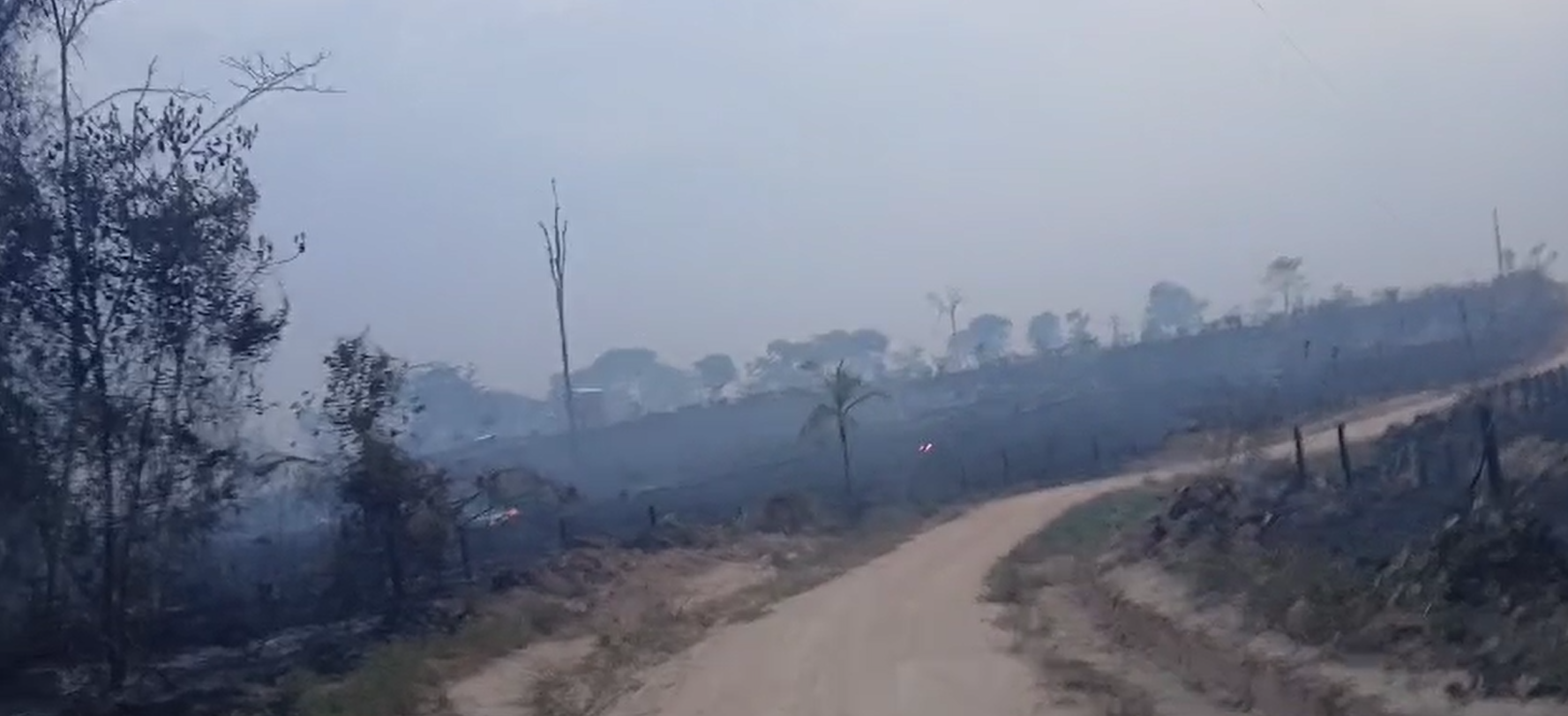 VÍDEO: incêndio destrói 12 propriedades na divisa com o Acre e moradores entram em pânico