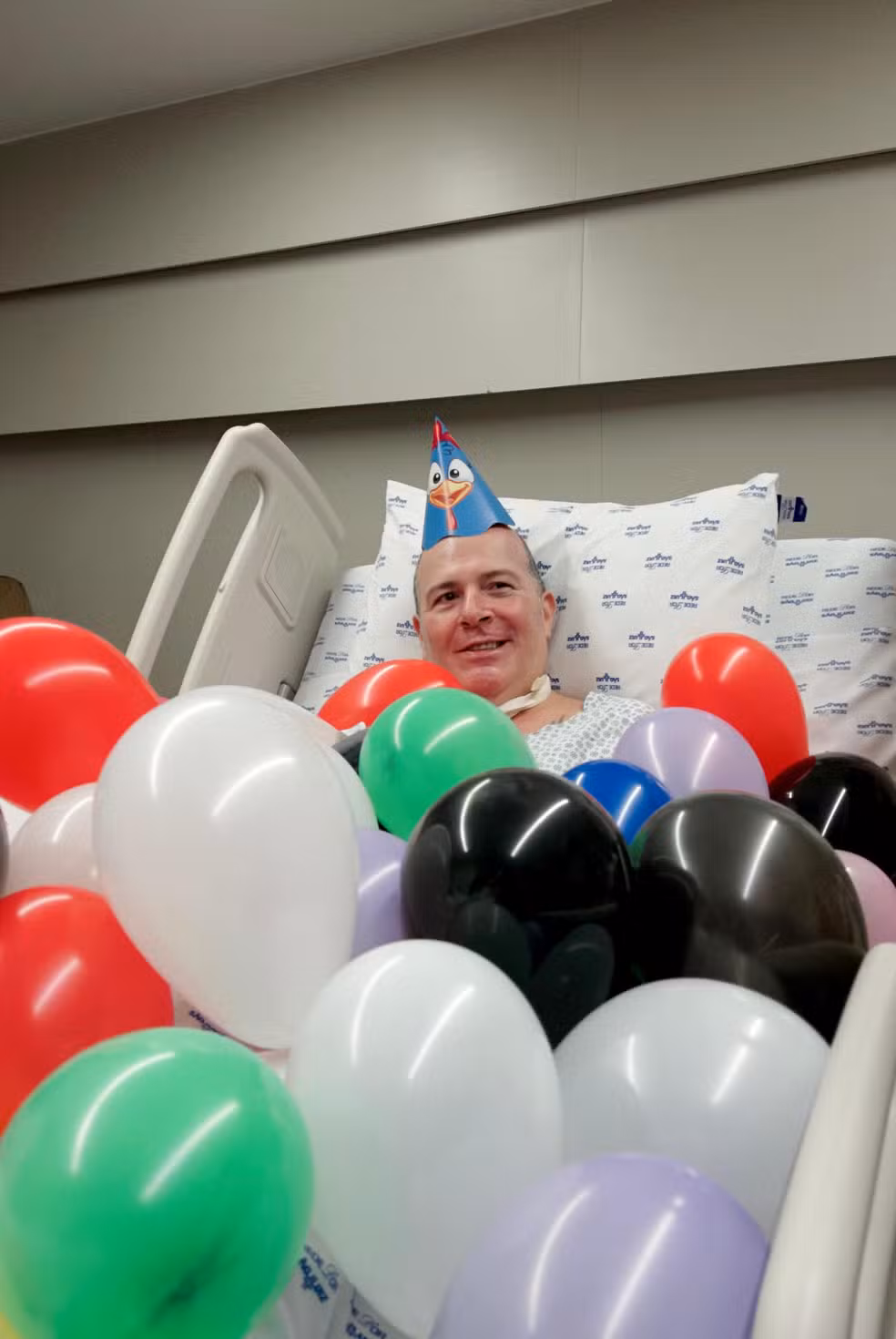 No dia de seu aniversário, Mingau recebe visita de amigos do Ultraje a Rigor no hospital