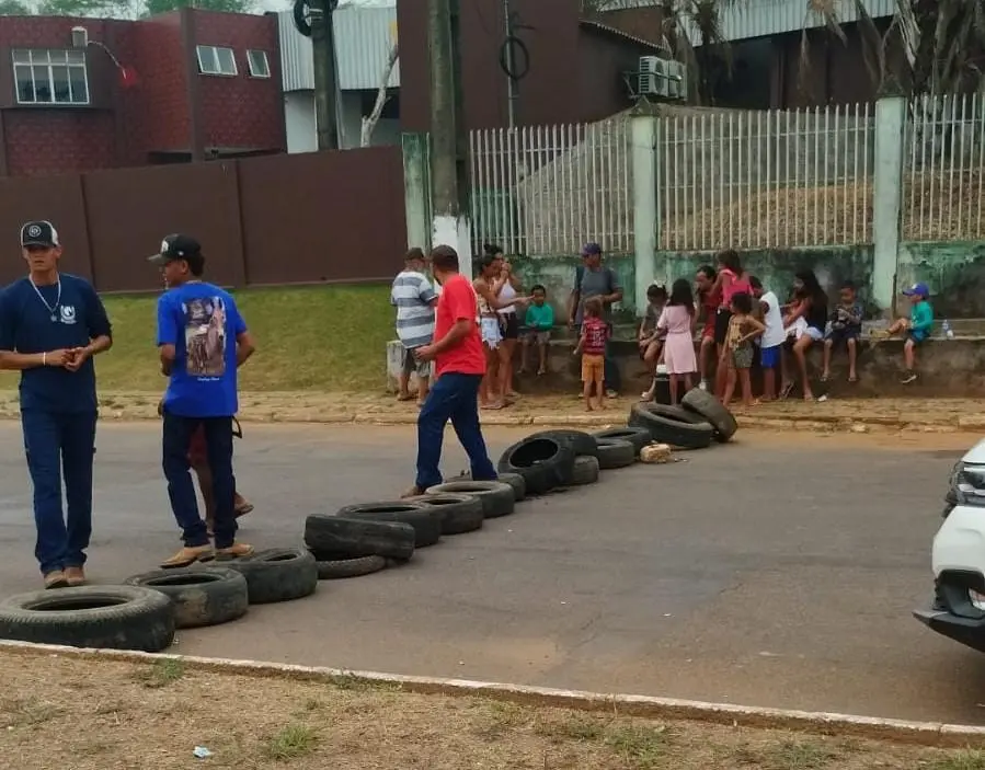 Em protesto, moradores bloqueiam estrada com pneus e pedaços de madeira