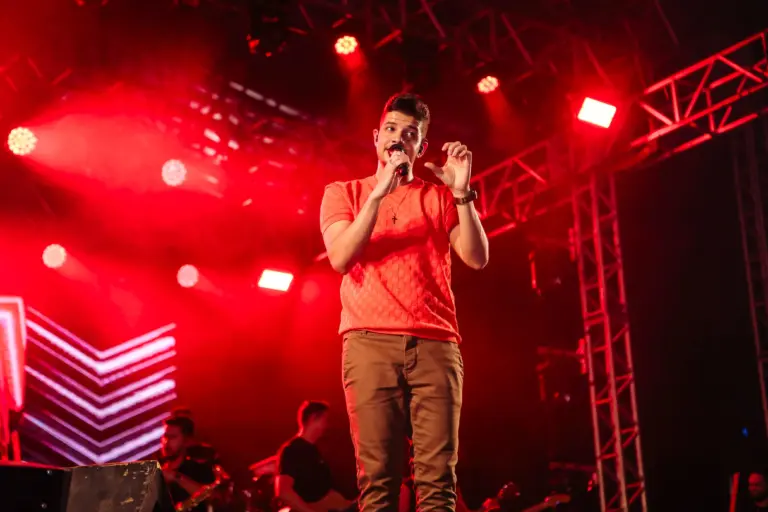 Nadson O Ferinha atrai milhares de pessoas na quinta noite da Expoacre; FOTOS