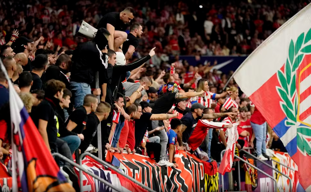 Atlético de Madrid x Real Madrid: confusão de torcedores paralisa clássico Atlético de Madrid x Real Madrid: confusão de torcedores paralisa clássico