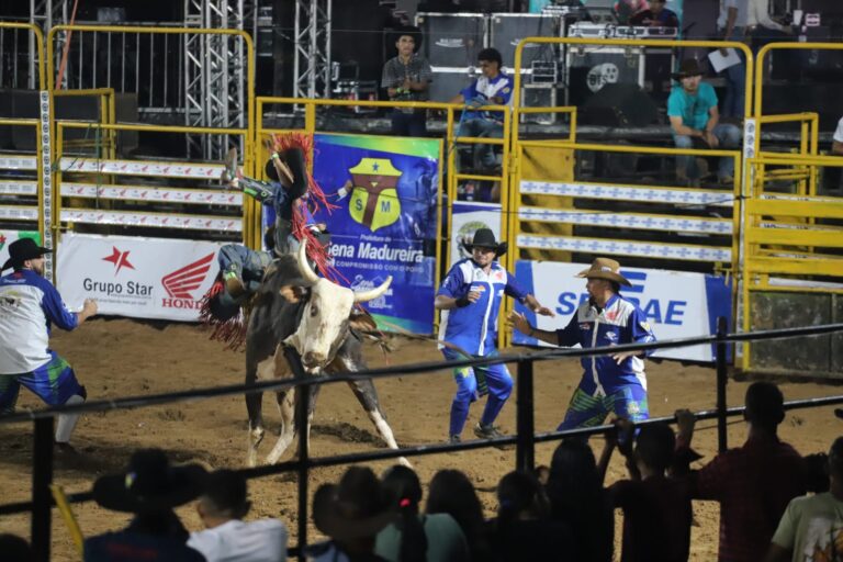 Noite gospel e mais uma etapa dos rodeios; veja fotos exclusivas da 3ª noite da Exposena 2024