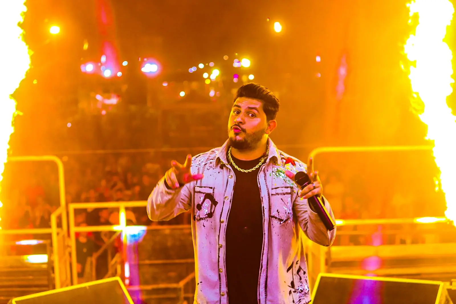 Na Exposena, Matheus Lira canta parabéns para Sena Madureira, que completa 120 anos