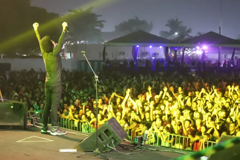 Dono do hit “Eu Escolho Deus”, Thalles Roberto canta para multidão na Expoacre 2024; FOTOS