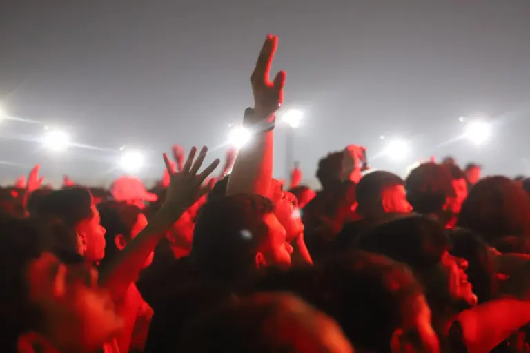 FOTOS: Thalles Roberto, atrações culturais e estantes lotam a sexta noite de Expoacre 2024