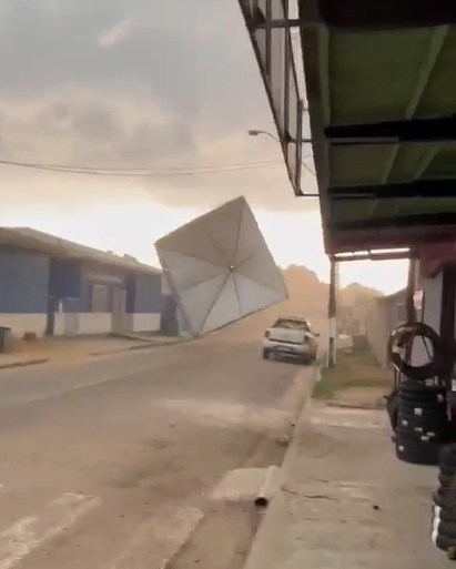 Temporal desta quinta-feira arrasta tenda no interior do Acre; veja o vídeo