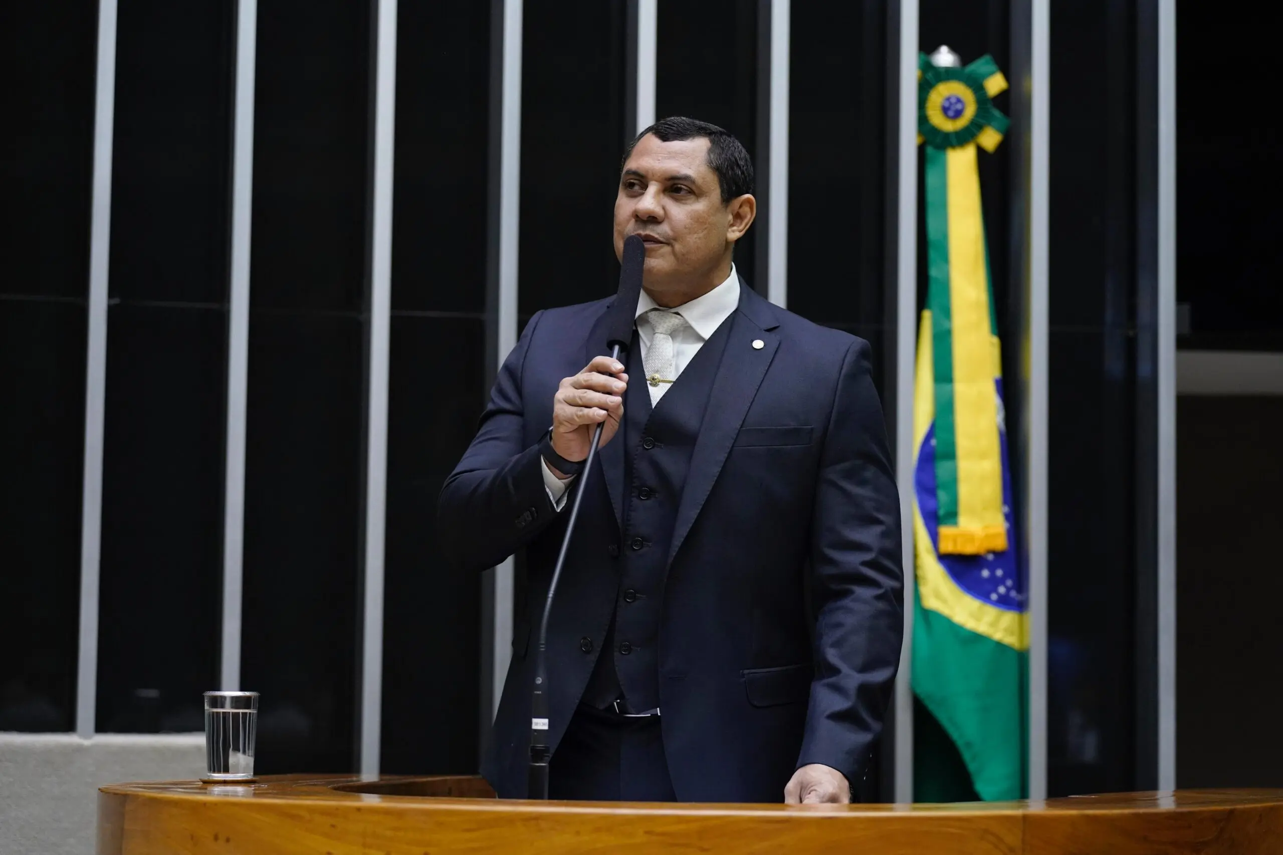Ulysses diz que “governo Lula traiu e deu facada nas costas dos servidores públicos”