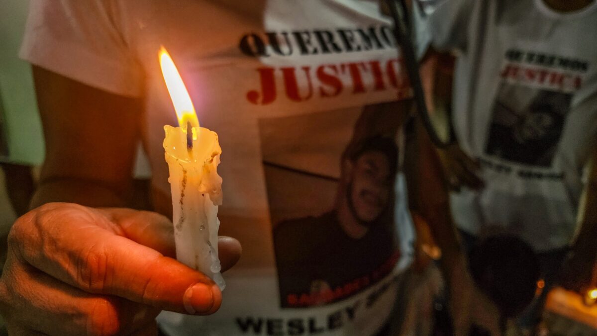 Família de jovem morto na Expoacre faz protesto em local que ele foi assassinado; FOTOS