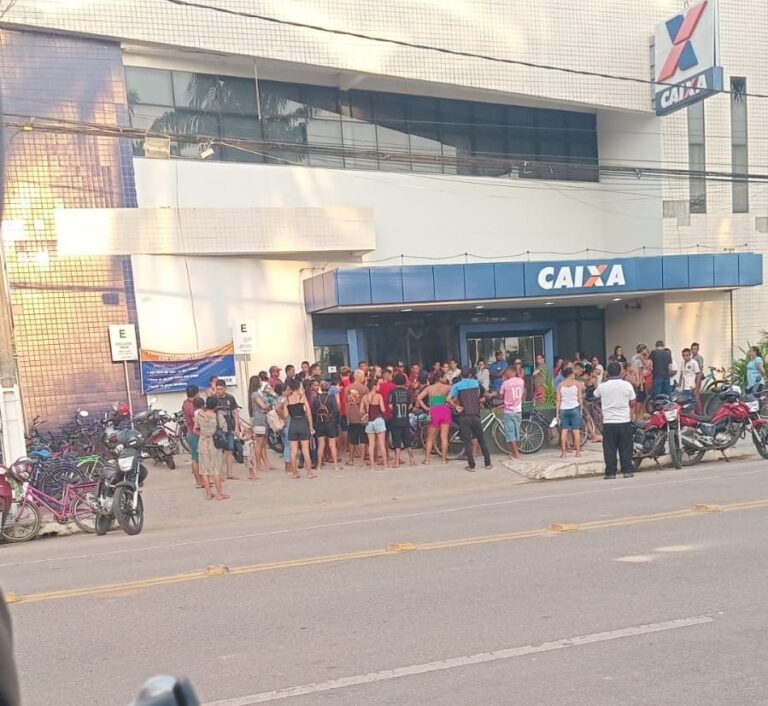 Com anúncio de antecipação, moradores lotam agência da Caixa para receber Bolsa Família