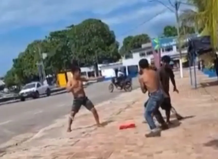 Vídeo mostra briga e luta corporal entre indígenas em cidade no interior do Acre; assista