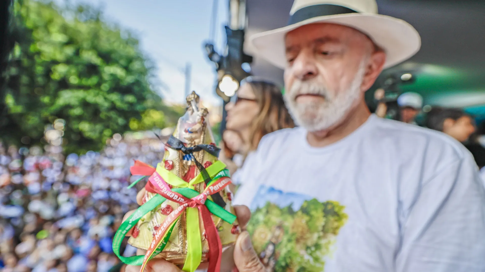 Deputada pede esclarecimentos sobre participação de Lula em Círio de Nazaré